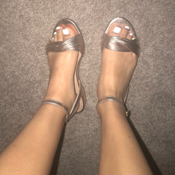 Gorgeous rose gold sandals - Picture 1 of 2